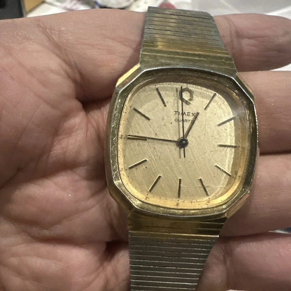 Works VTG 1982 TIMEX Q Mens 40mm Date Quartz Watch Gold Tone New Battery Fit 7
